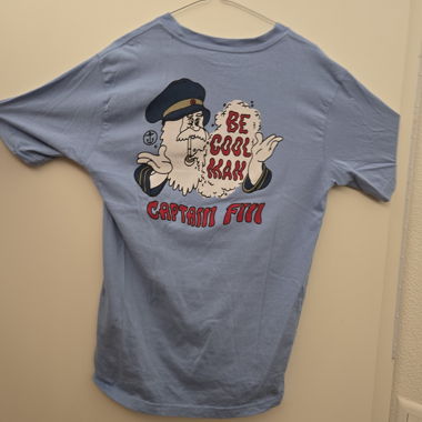 t-shirt bleu avec imprimé au dos