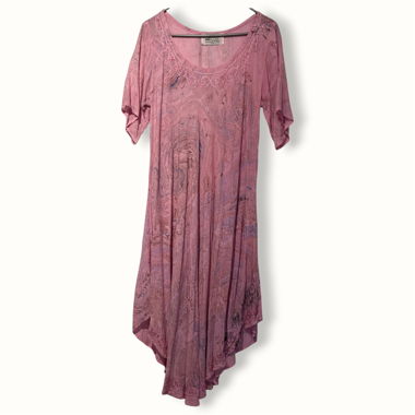 Abito boho rosa a scollo ricamato e svolazzante