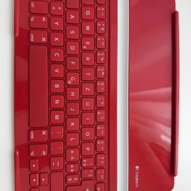 Keyboard: Logitech Ultrathin Keyboard Cover iPad
