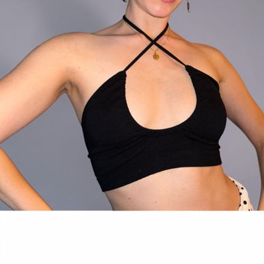 Top crop nero con spalline a collo