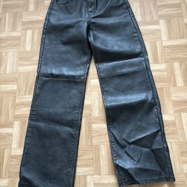 Schwarze Faux-Lederhosen