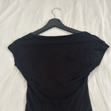 Schwarzes Top mit freiem Rücken