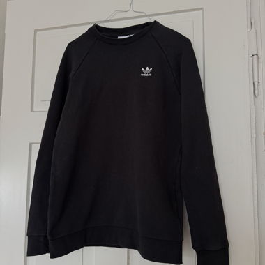 Schwarzer adidas Sweater