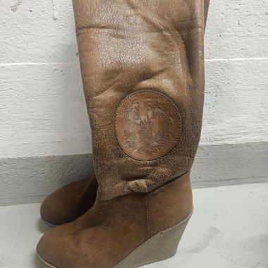 Gefütterte Keilstiefel in braun