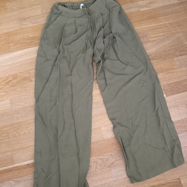Pantaloni estivi verde oliva di Stradivarius