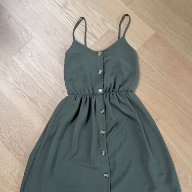 Abito Verde con Pattina con Bottoni
