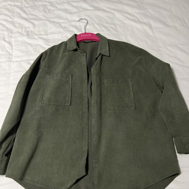 Camicia oversize verde con tasche frontali