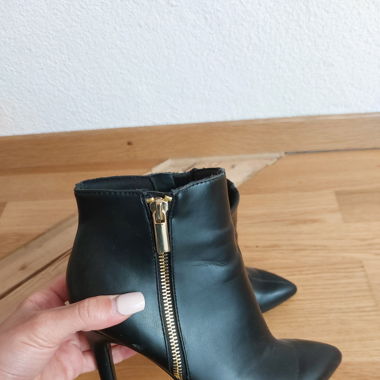 Stiefeletten mit Absatz