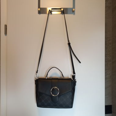 Borsa nera con tracolla