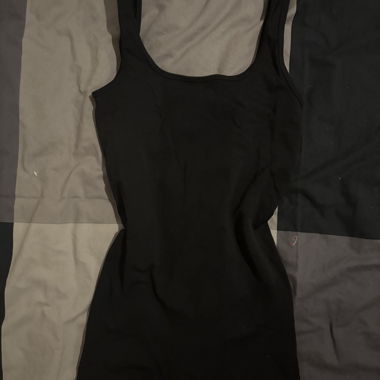 Schwarzer Body mit Trägern