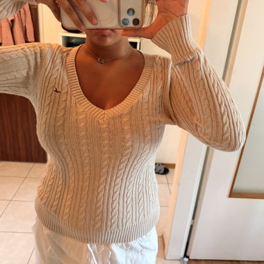 Maglione beige con scollo a V