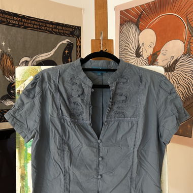 Blouse mit stickung