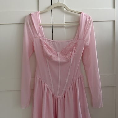 Rosa Kleid mit Spitze