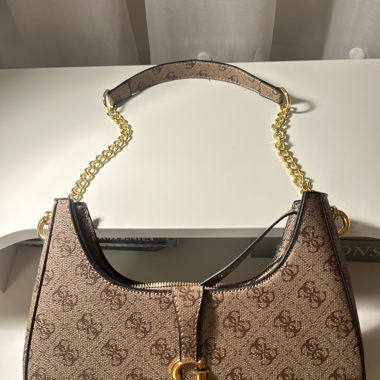 Borsa Guess marrone con dettagli dorati