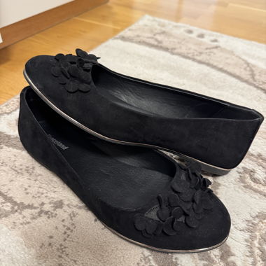 Schwarze Ballerinas mit Blumen
