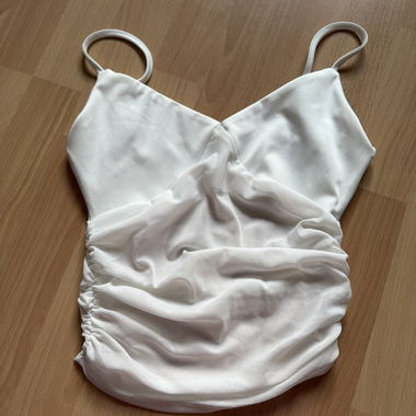 Top bianco con spalline sottili arricciato