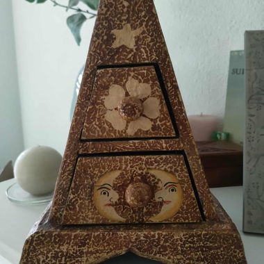 Mini-Kommode Pyramide aus Bemaltem Holz