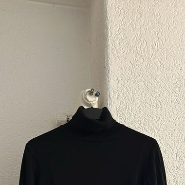 Schwarzer Rollkragenpullover
