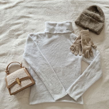 Maglione a collo alto bianco, soffice