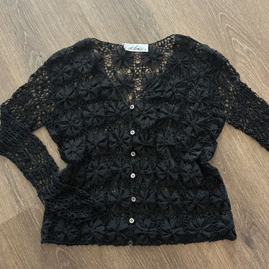 Cardigan en dentelle noire à fleurs