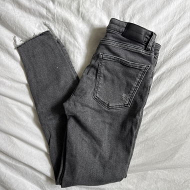 Graue Jeans Slim Fit