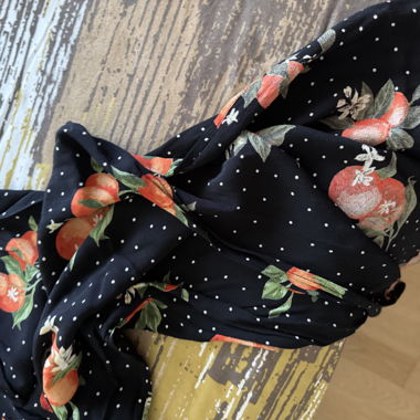 Schwarze Hose mit Punkten und Blumen