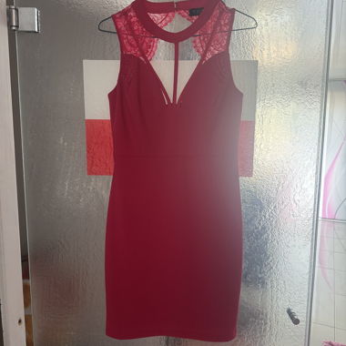 Robe rouge Guess Los Angeles avec dentelle