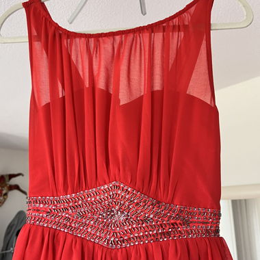 Abito smanicato in chiffon rosso con perline