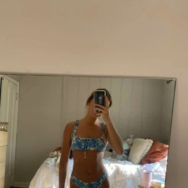 Blaues blümchen bikini