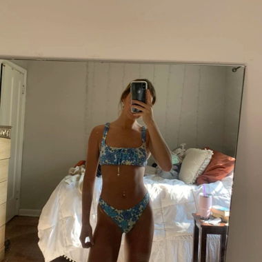 Blaues blümchen bikini