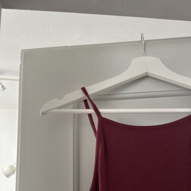 bordeauxrotes Kleid