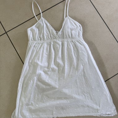 Abito bianco con spalline sottili