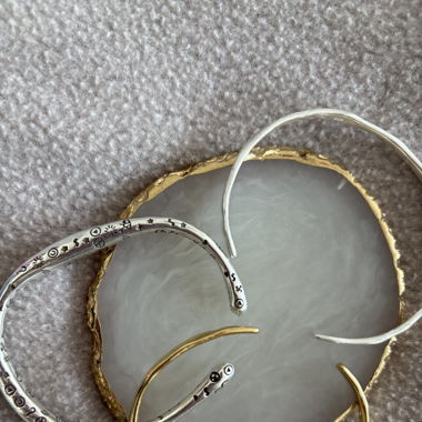 adjustable set of bracelets