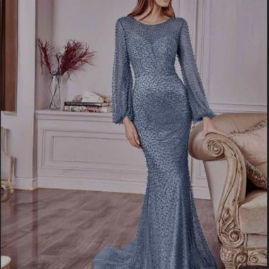 Robe longue bleue perlee