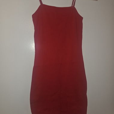Eng anliegendes, elastisches Kleid, nie getragen.