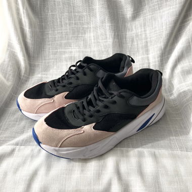 Sneakers bianco-nero, con dettagli rosa e blu