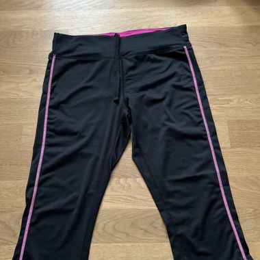 schwarze 3/4 Leggings mit pinkem Detail