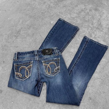 Flared jeans, with detailed pockets
