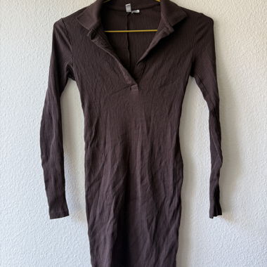 Braunes Kleid mit langen Ärmeln