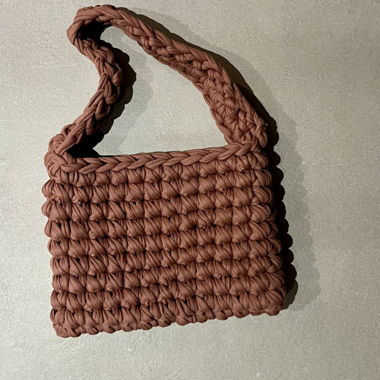 Borsa a spalla lavorata a uncinetto rosa