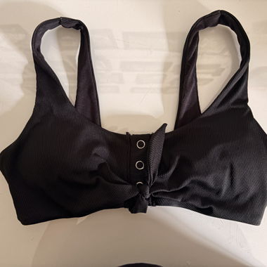 Schwarzes Bikini-Top