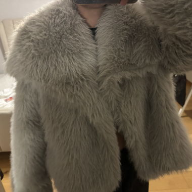 veste en fourrure grise 