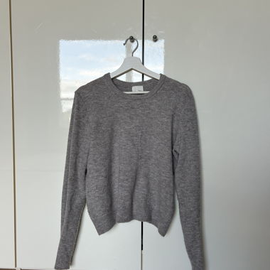 hellgrauer Wollpullover