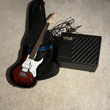 Chitarra elettrica con amplificatore VOX e cavo