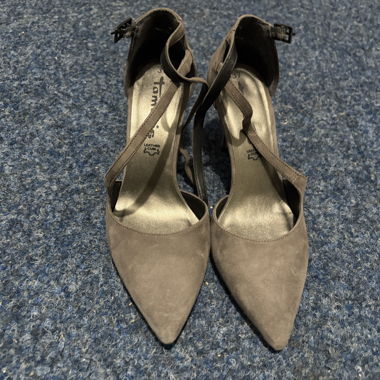 decolletè in suede grigio con tacco alto e punta affusolata