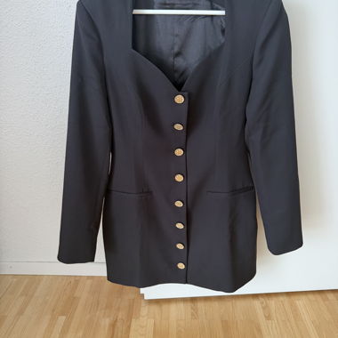 Robe blazer noire avec boutons dorés