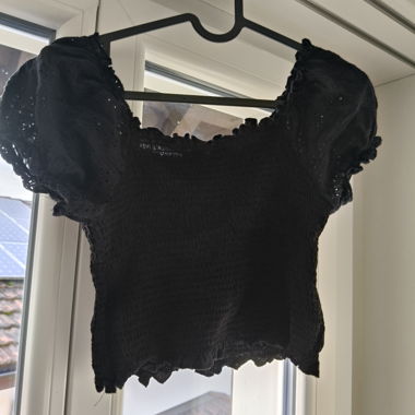 Crop top nero a maniche corte