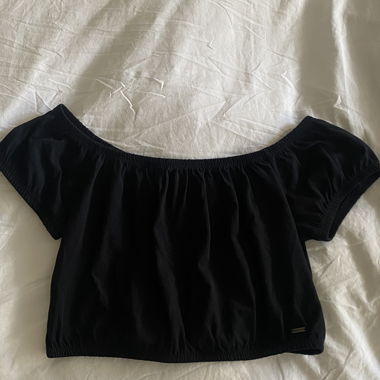 Schwarzes schulterfreies Top
