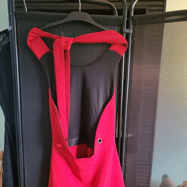 Rotes Sommerkleid mit offenem Rücken