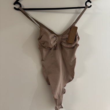 Creamy shaping bodysuit with thong